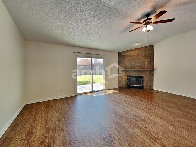 Building Photo - 3741 Woodbriar Dr