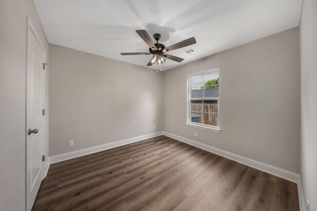 Building Photo - 120 Northlake Dr