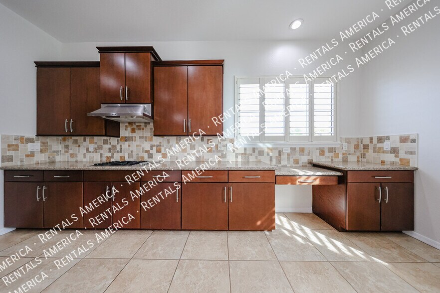 Building Photo - 1935 W Sparrow Dr