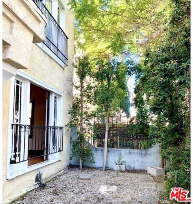 Building Photo - 1431 N Las Palmas Ave