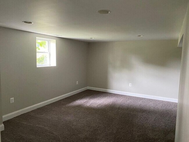 Building Photo - Spacious 5BR/2BA Single Family | Fresh Paint + New Carpet | New Kitchen Floor | Huge Yard + Deck