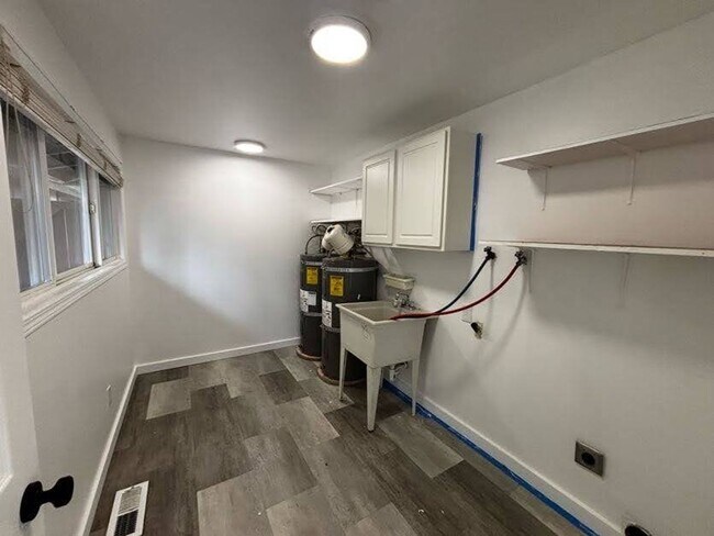 Building Photo - Charming Marysville Rambler-Style Duplex