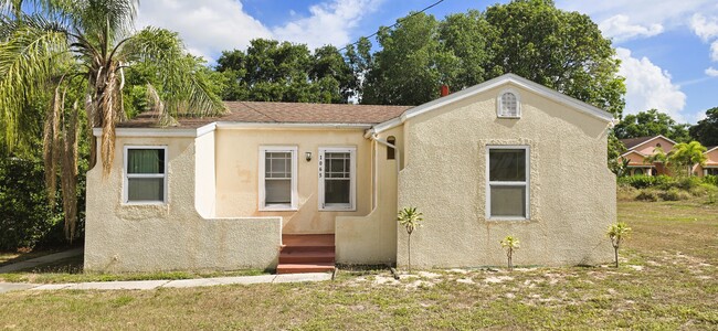 Primary Photo - 1065 Sunset Dr