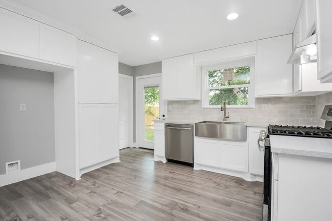 Building Photo - 2707 Mc Nay Dr