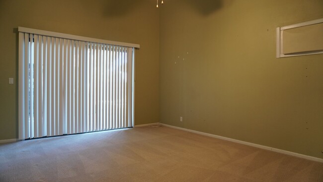 Building Photo - Single-Family Home in a Prime Location.