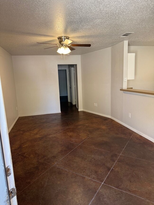 Building Photo - 523 Oakwood Ln