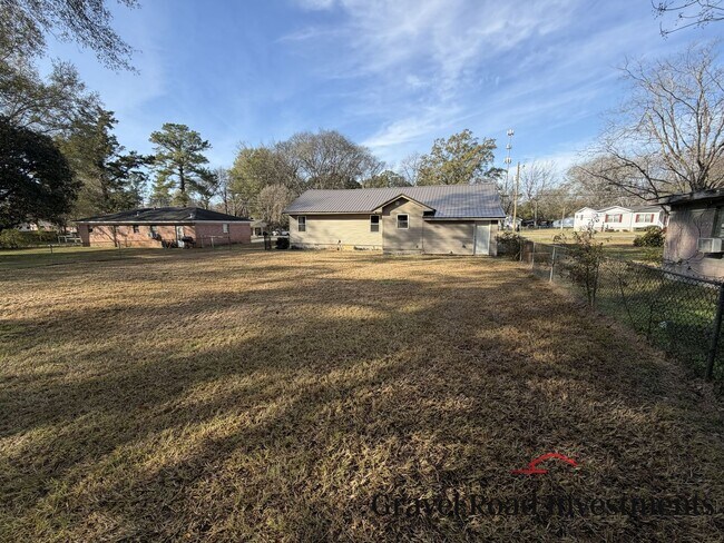 Building Photo - Cozy 3 Bedroom