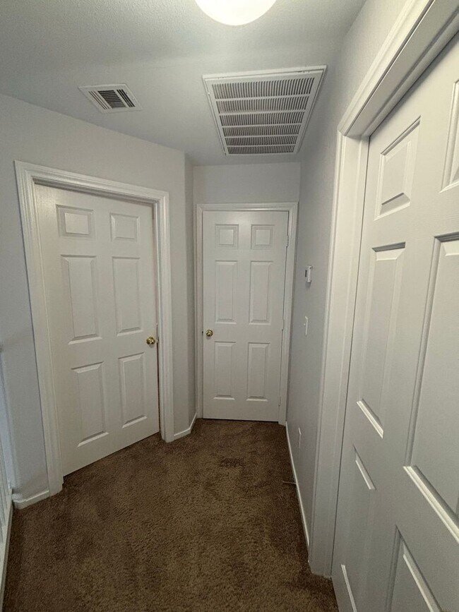 Building Photo - *GREAT TOWNHOME IN GATED "SILVERADO RANCH COMMUNITY!!"