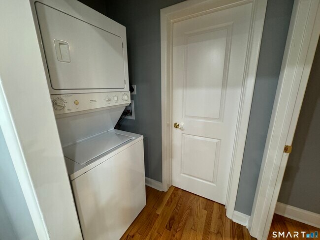 Building Photo - 11 Maple St