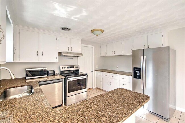 Building Photo - 138 Youngs Ave