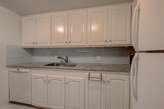 Building Photo - 642 S Ripple Creek Dr