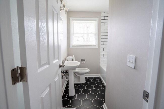 Building Photo - 3914 Creekside Dr