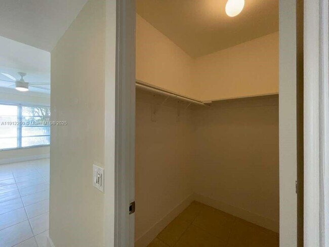 Building Photo - 2950 N Palm Aire Dr