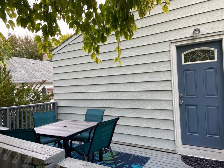 Deck - 813 1st Ave NE