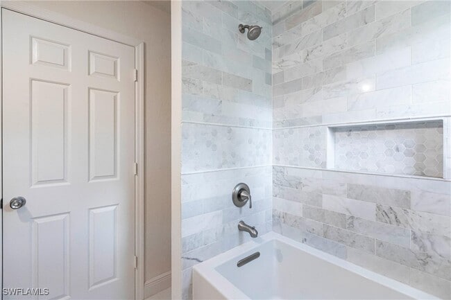 Building Photo - 1323 Solana Rd