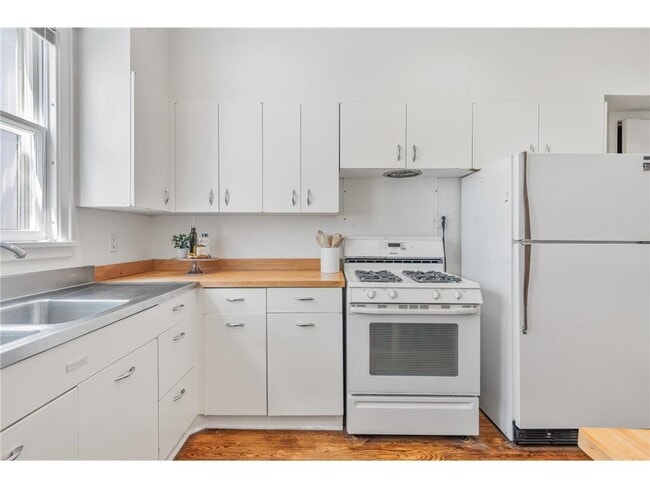 Building Photo - 1621 W 25th St