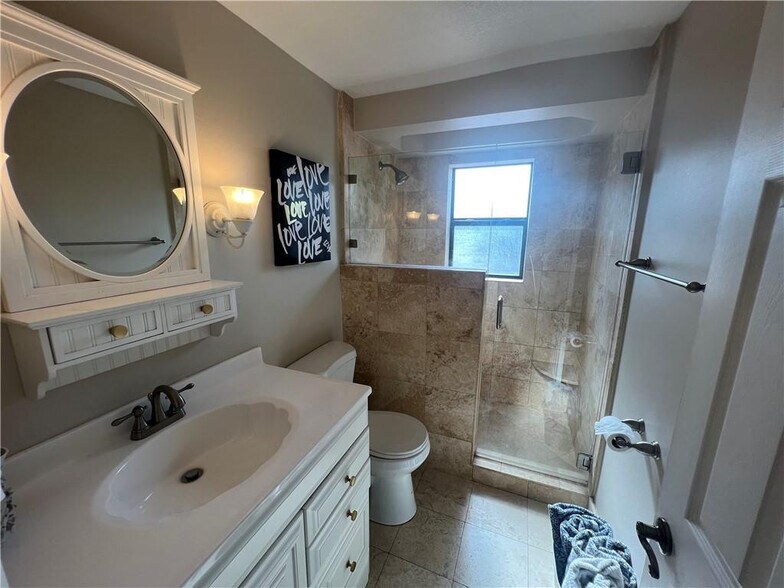 Building Photo - 5068 Beechwood Rd