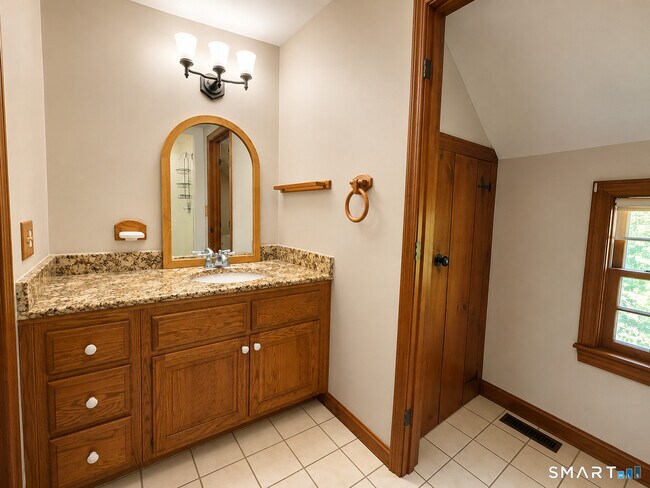 Building Photo - 9 Bobolink Ln