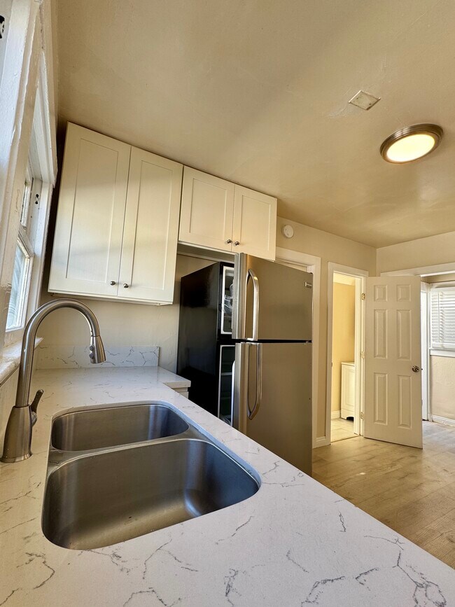 Building Photo - 4216 Woodlawn Ave