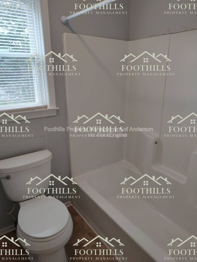 Building Photo - 213 Lake Forest Cir