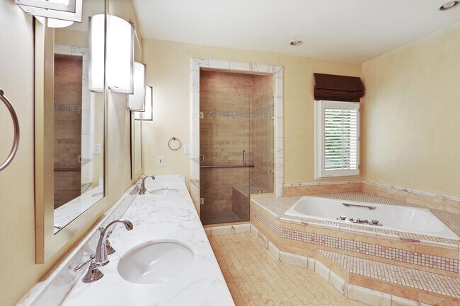Building Photo - EXQUISITE VININGS/SMYRNA 3B/3.5BA W/ ELEVA...