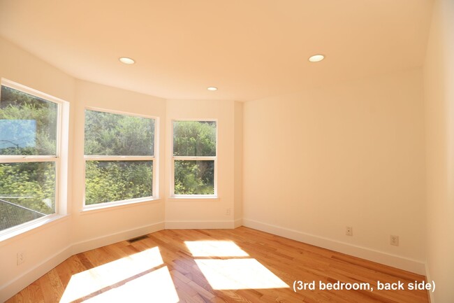 Building Photo - Bayview: Modern Townhome 4 bedroom 2 1/2 B...