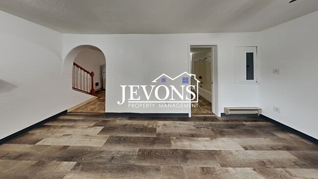 Building Photo - Two-story home in a walkable location, just minutes from Yakima Valley College, featuring long dr...