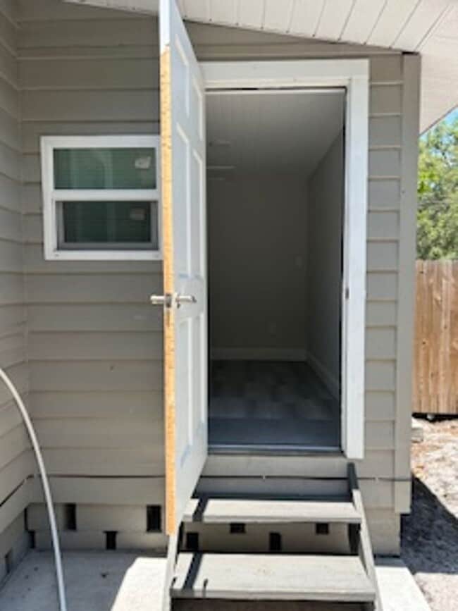 Building Photo - Quaint 1/1 apartment