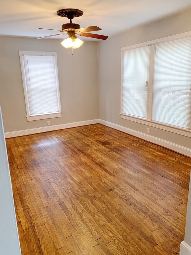 Building Photo - 3 Bedrooms 2 Full Bathrooms with fenced in...