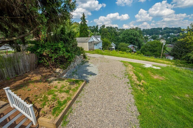 Building Photo - READY FOR MOVE IN!! Don't miss this UPDATED 3-bedroom in Braddock Hills!