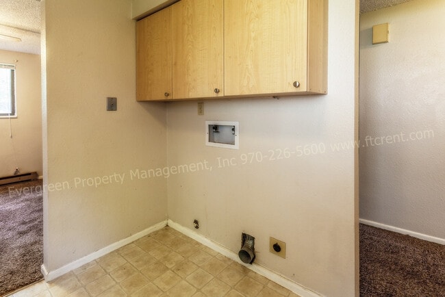 Building Photo - 915/917 Camelot Court