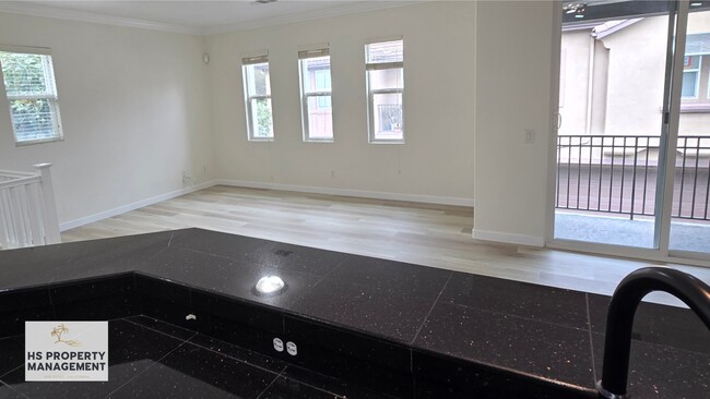 Building Photo - 425 S Meadowbrook Dr