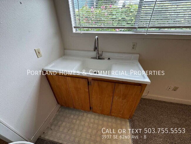 Building Photo - 3937 SE 62nd Ave