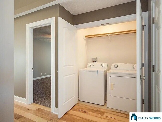 Building Photo - Spacious 4 Bed, 3 Bath Townhome with finished Basement