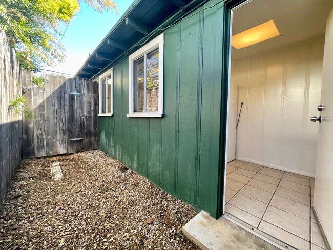 Building Photo - Studio West of PCH!