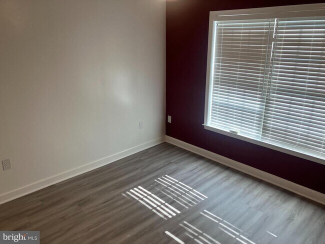 Building Photo - 6924 Fairfax Dr