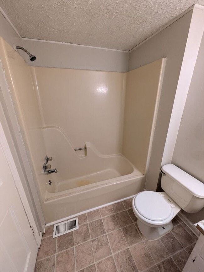 Building Photo - 3BD/1BA Single Family Home in Hickory