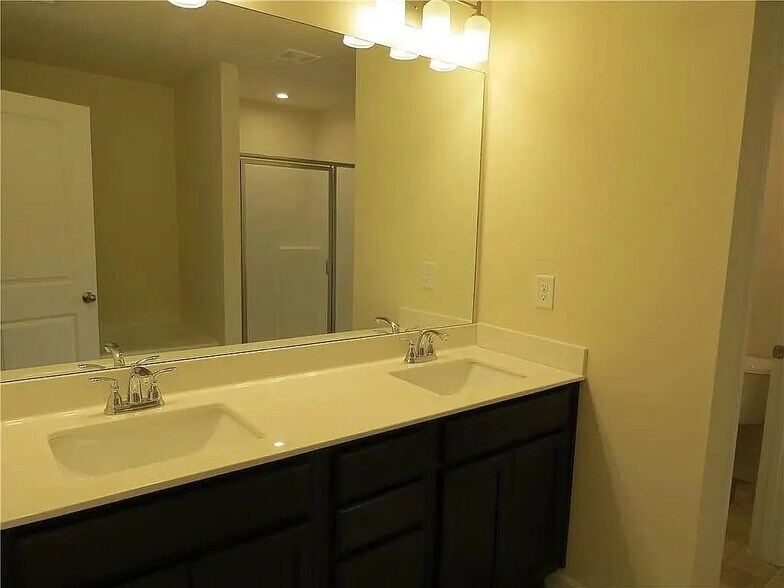 Building Photo - Room in Townhome on Berney Cir