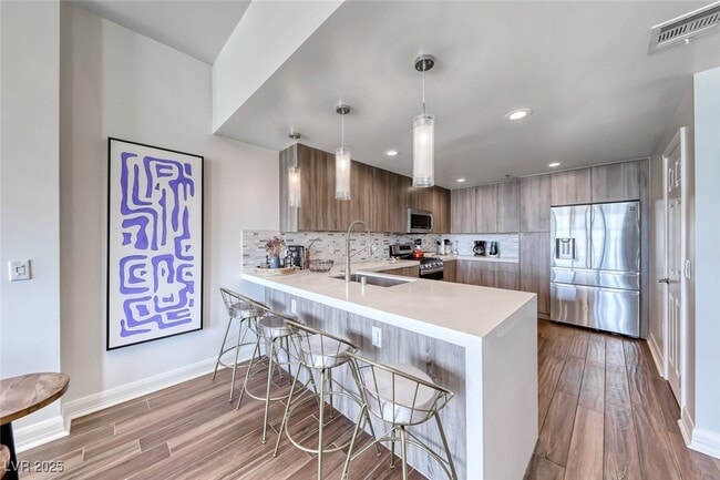 Building Photo - 150 S Las Vegas Blvd