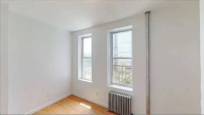 Building Photo - 932 Seneca Ave