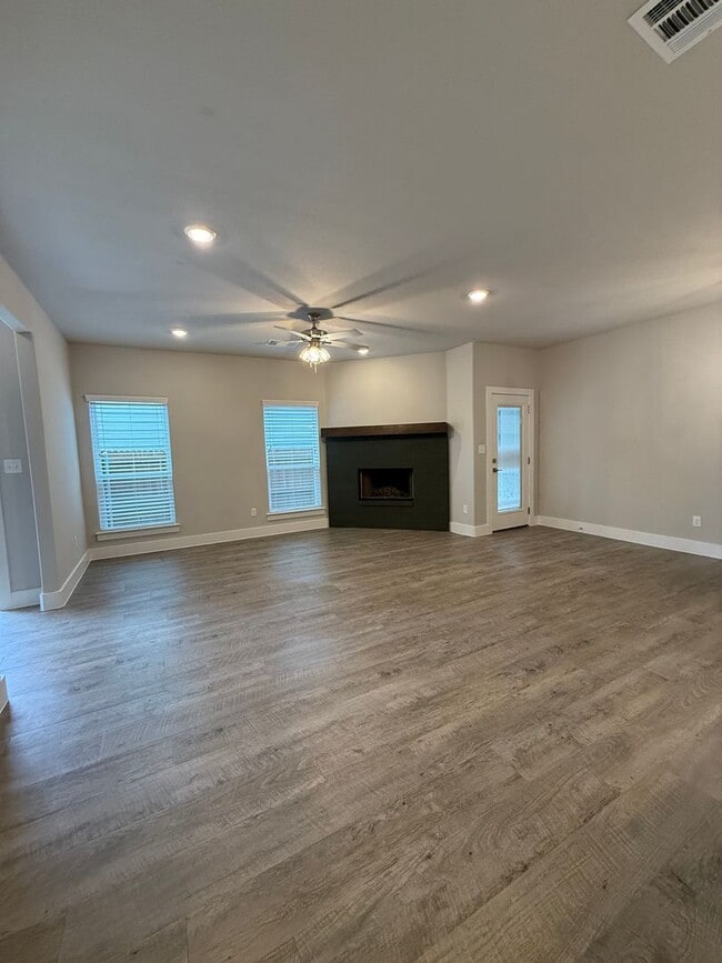 Building Photo - 3/2/2 GREAT NEIGHBORHOOD