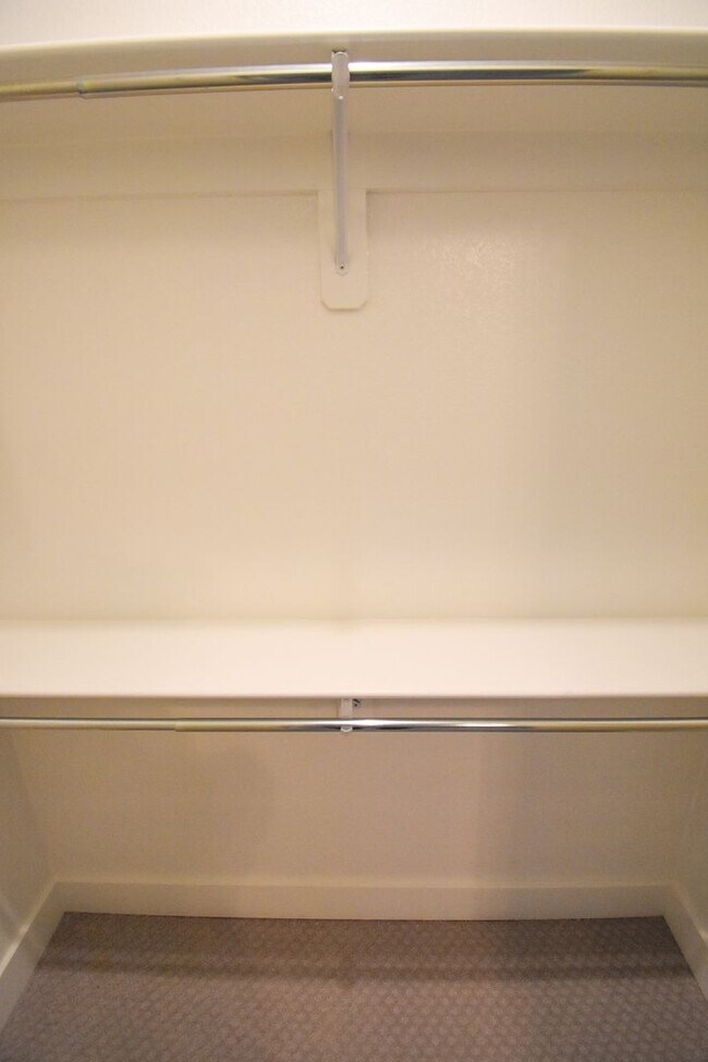 Building Photo - Stunning 3 Bedroom, 2.5 Bathroom Home in F...