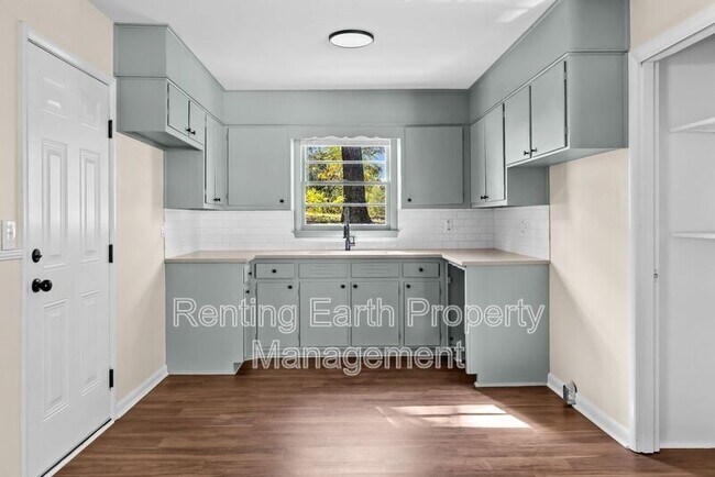 Building Photo - 405 18th Ave NW