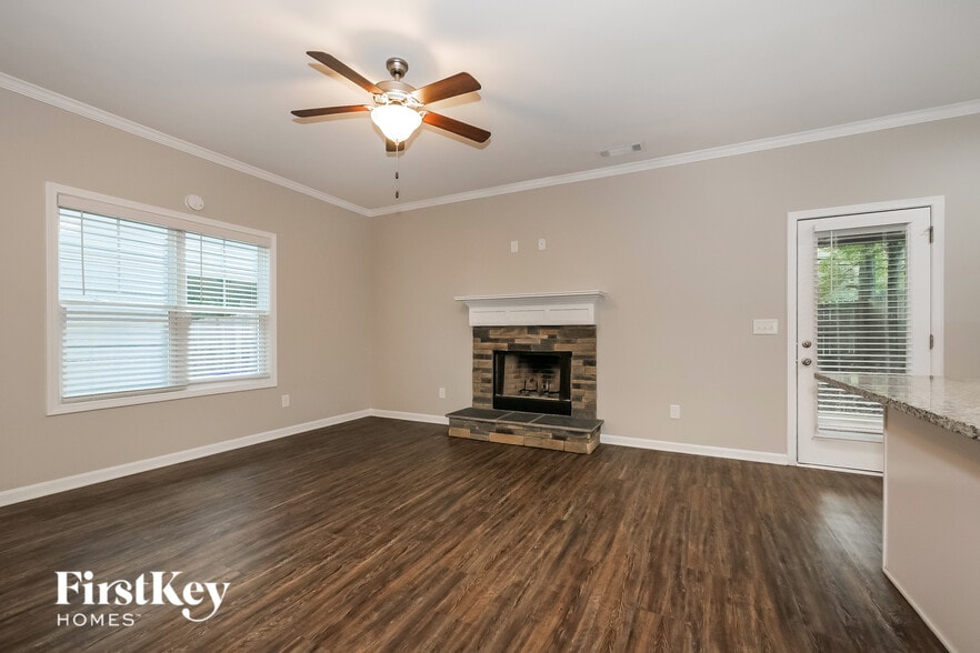 Building Photo - 28 E Newnan Rd