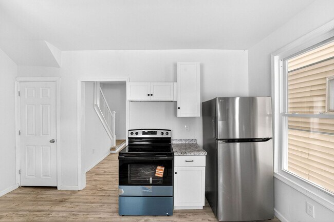 Building Photo - 398-400 N. Maple Ave