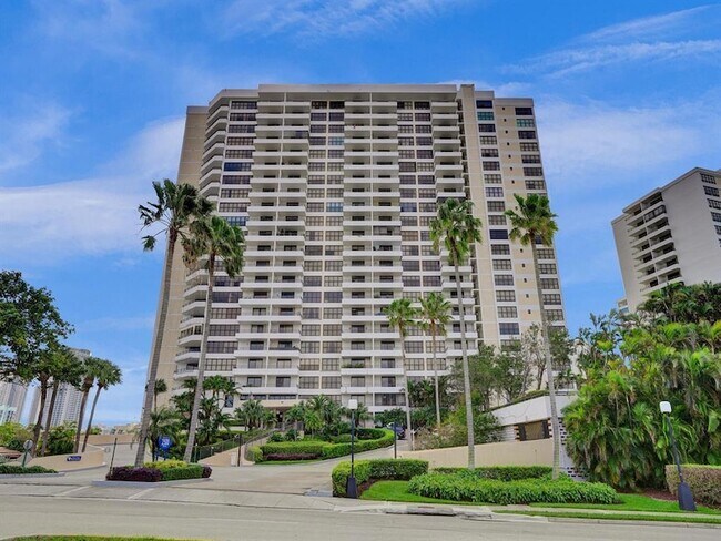 Building Photo - 2500 Parkview Dr