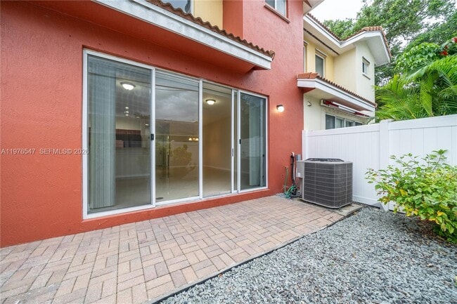 Building Photo - 5327 SW 40th Ave