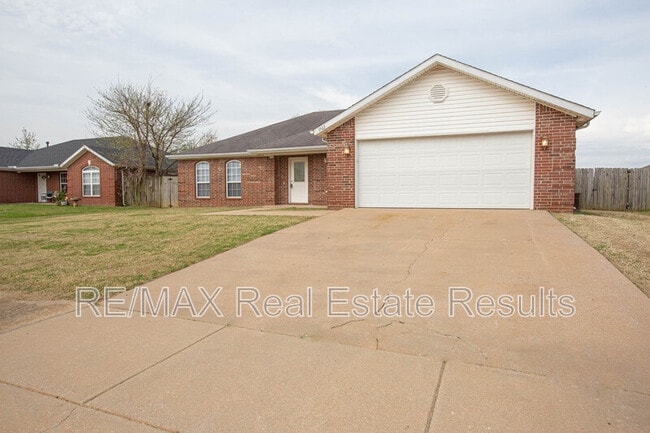 Building Photo - 1902 SW Fremont Rd