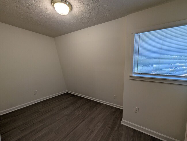 Building Photo - 235/237 Rustwood Dr