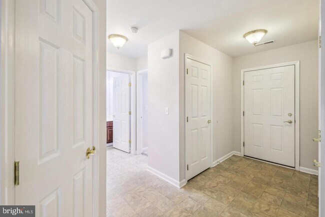 Building Photo - 102 Hunter's Way